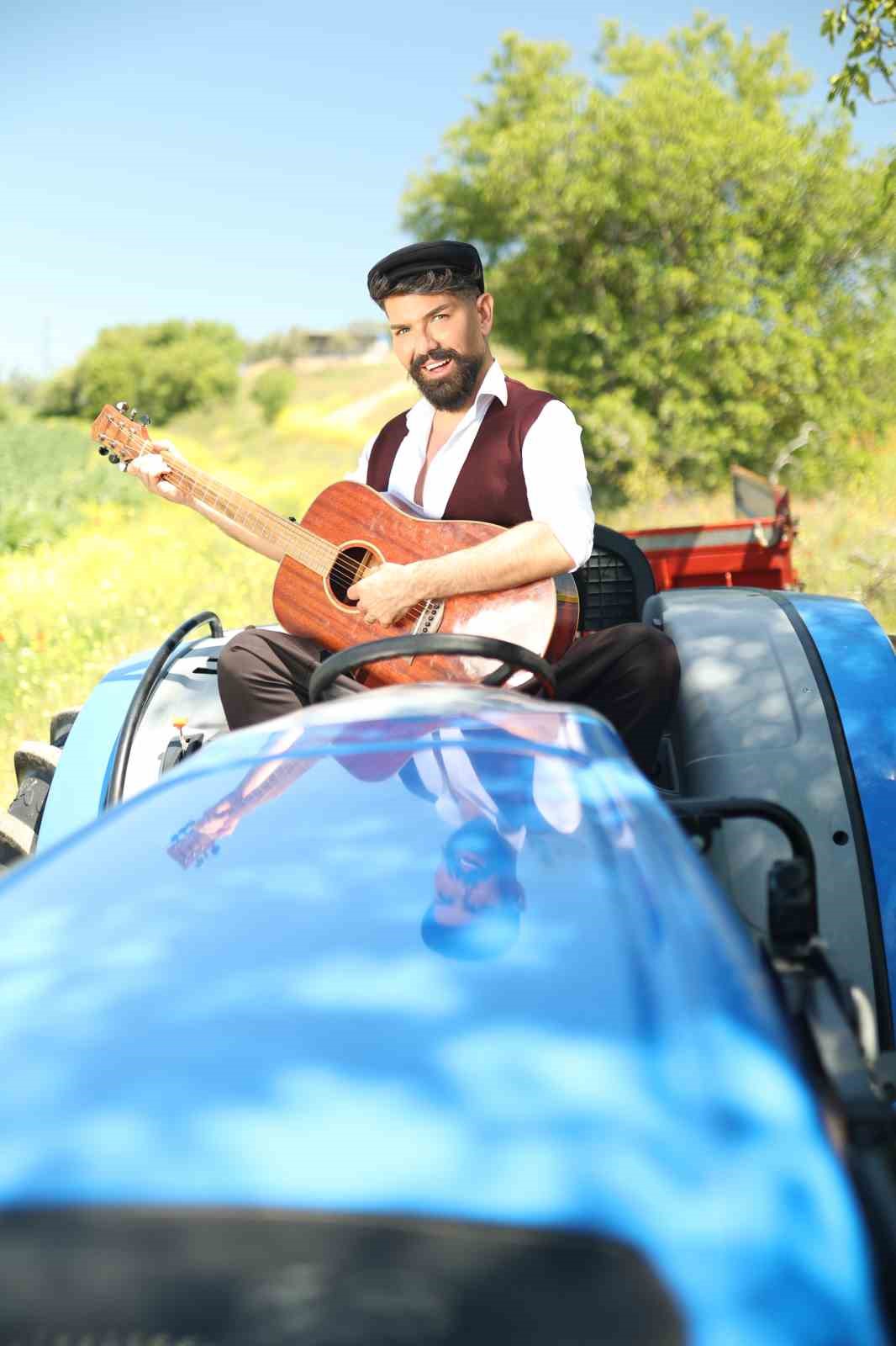 Mehmet Çevik bu sefer de köy ağası olup traktör kullandı
