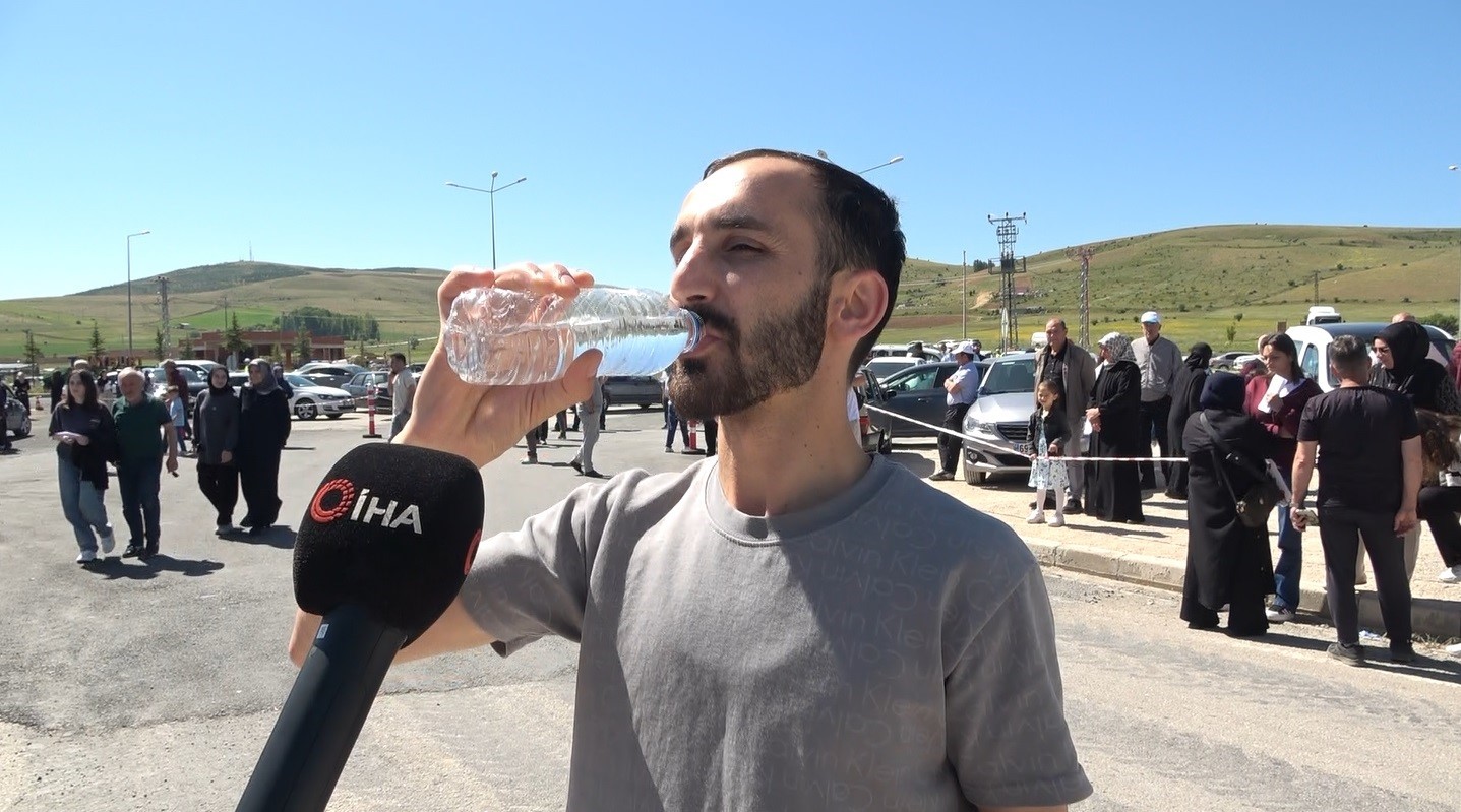 4 kere sınava girdi kazanamadı beşinci denemesine okunmuş suyla geldi: "Bu kez annemin okunmuş suyuyla sınavı kazanacağım"
