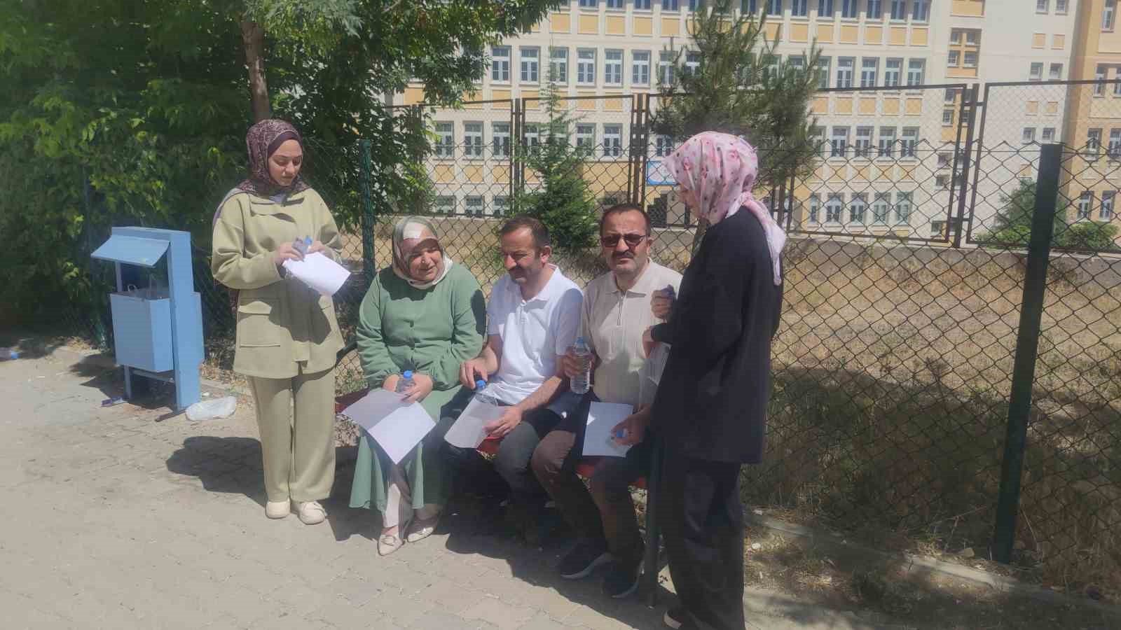 İkiz kardeşler kızlarıyla birlikte YKS’ye girdi

