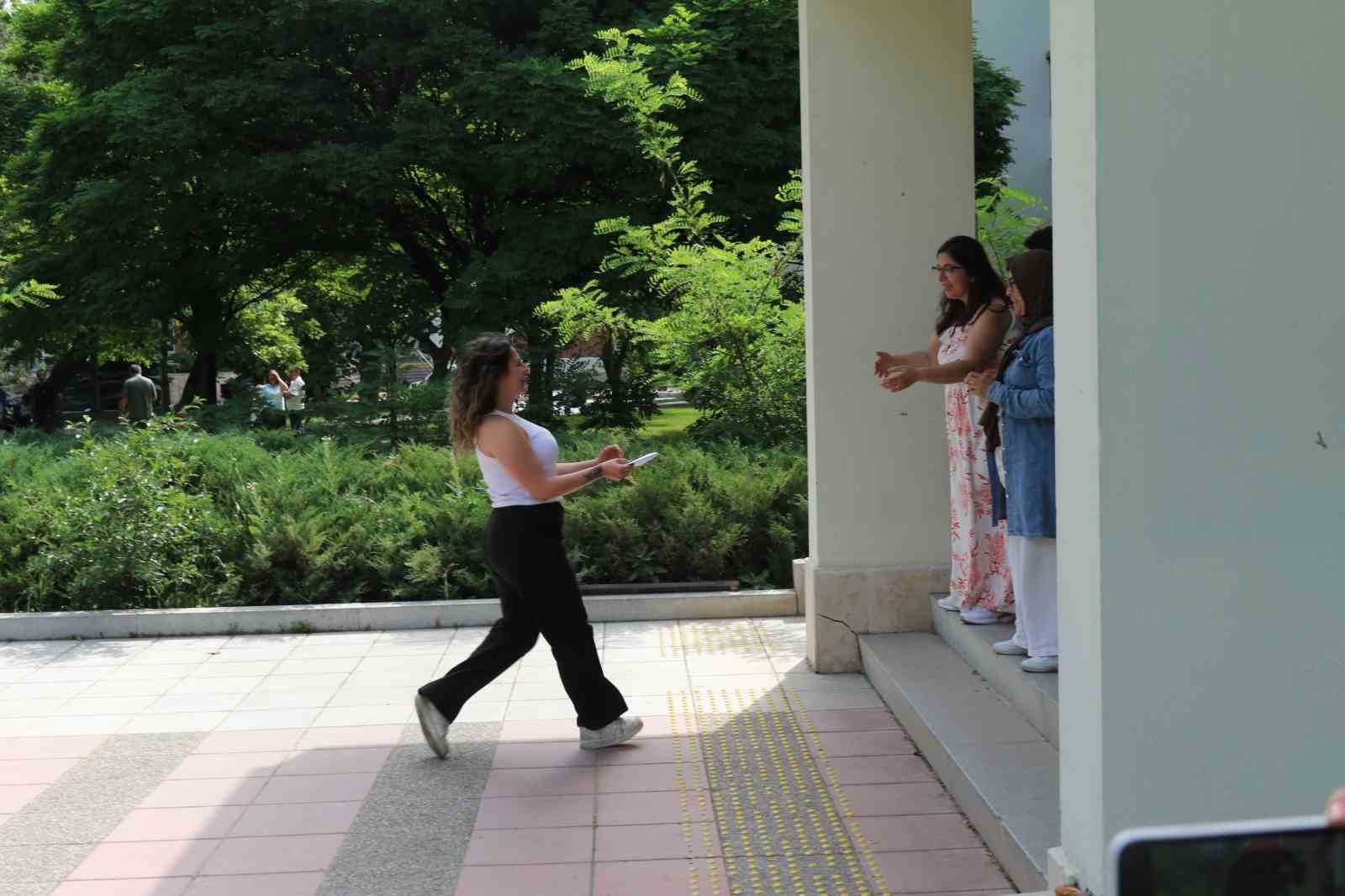 Eskişehir’de adayların bazıları AYT sınavına son anda yetişti
