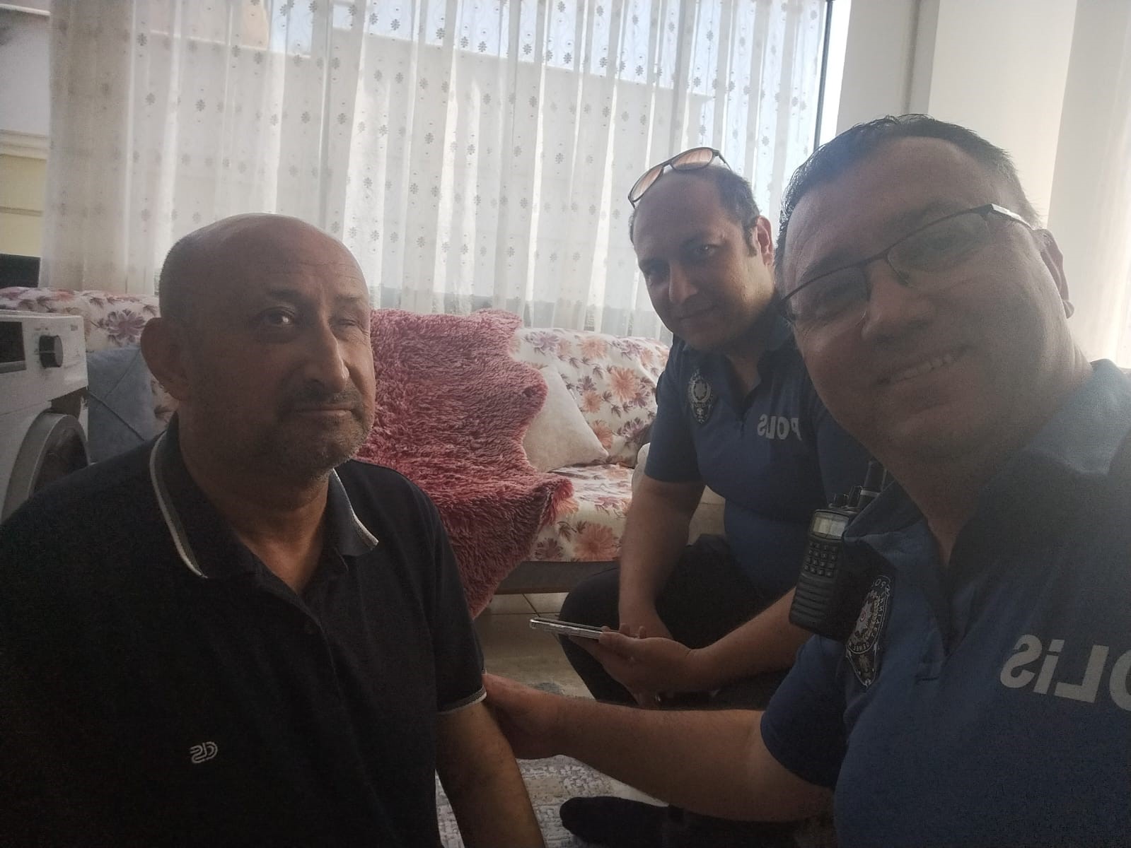 Görme engelli vatandaşın yardımına polis koştu
