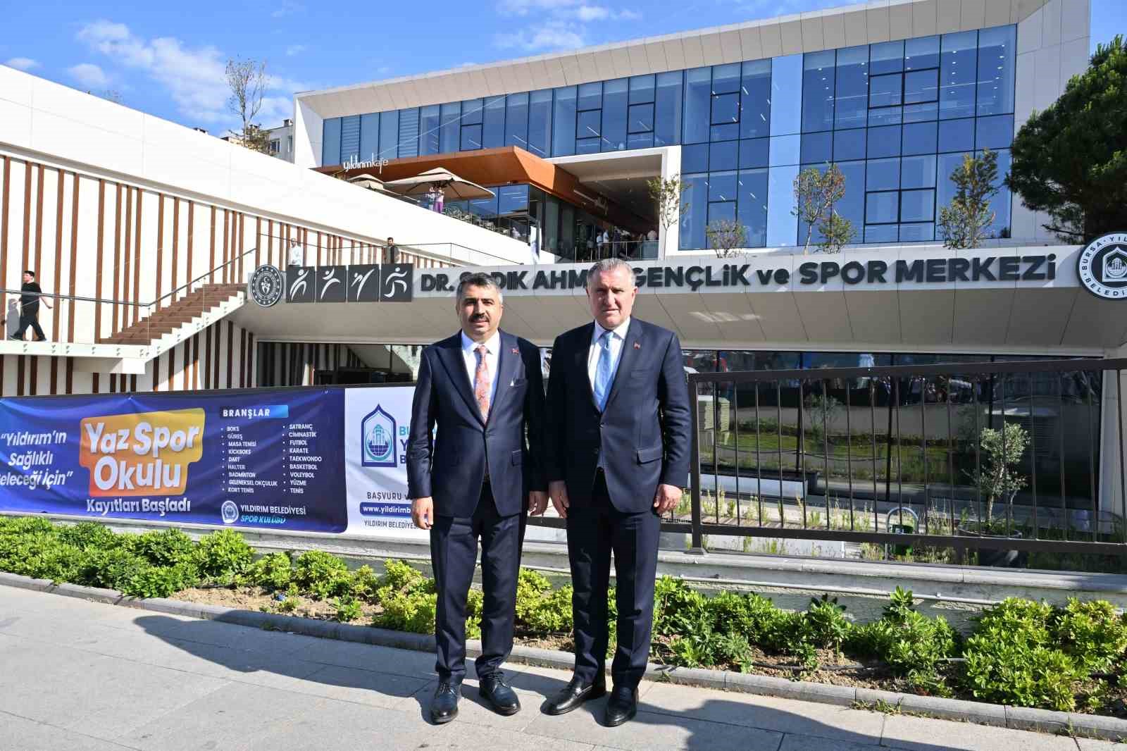 Bursa’da "Dr. Sadık Ahmet Gençlik ve Spor Merkezi" hizmete açıldı

