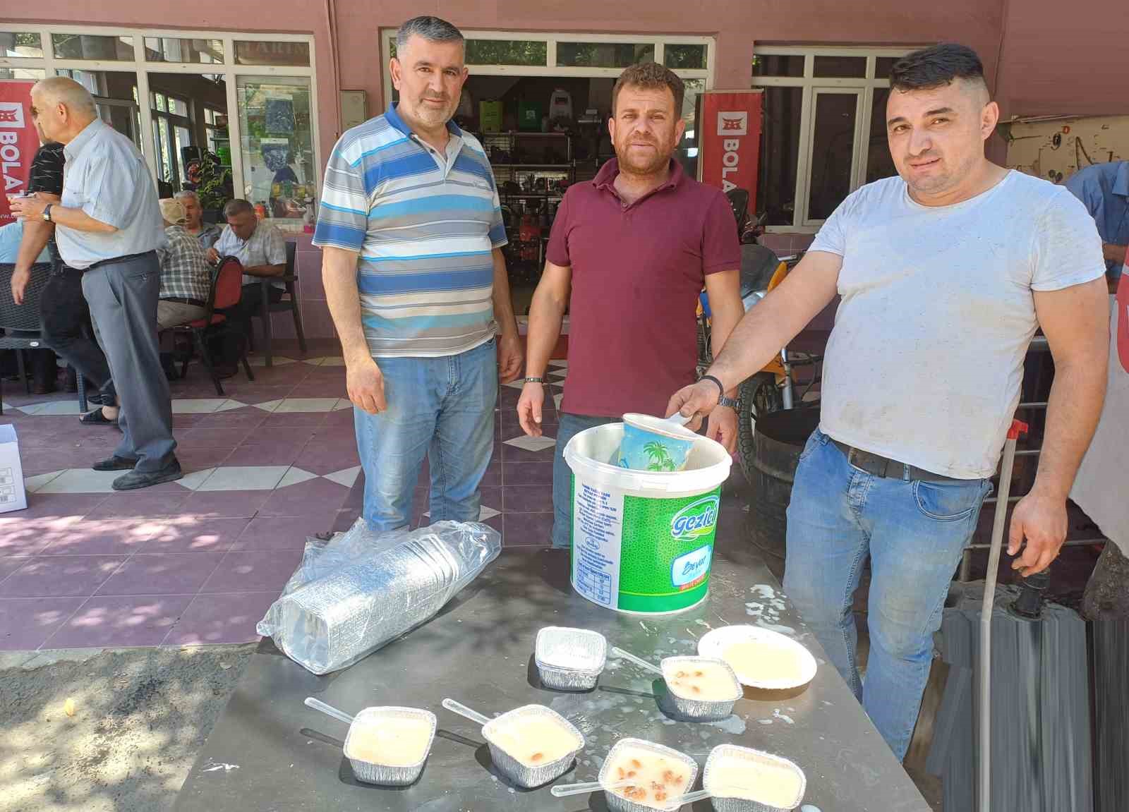 Köşk’te esnaflardan aşure hayrı
