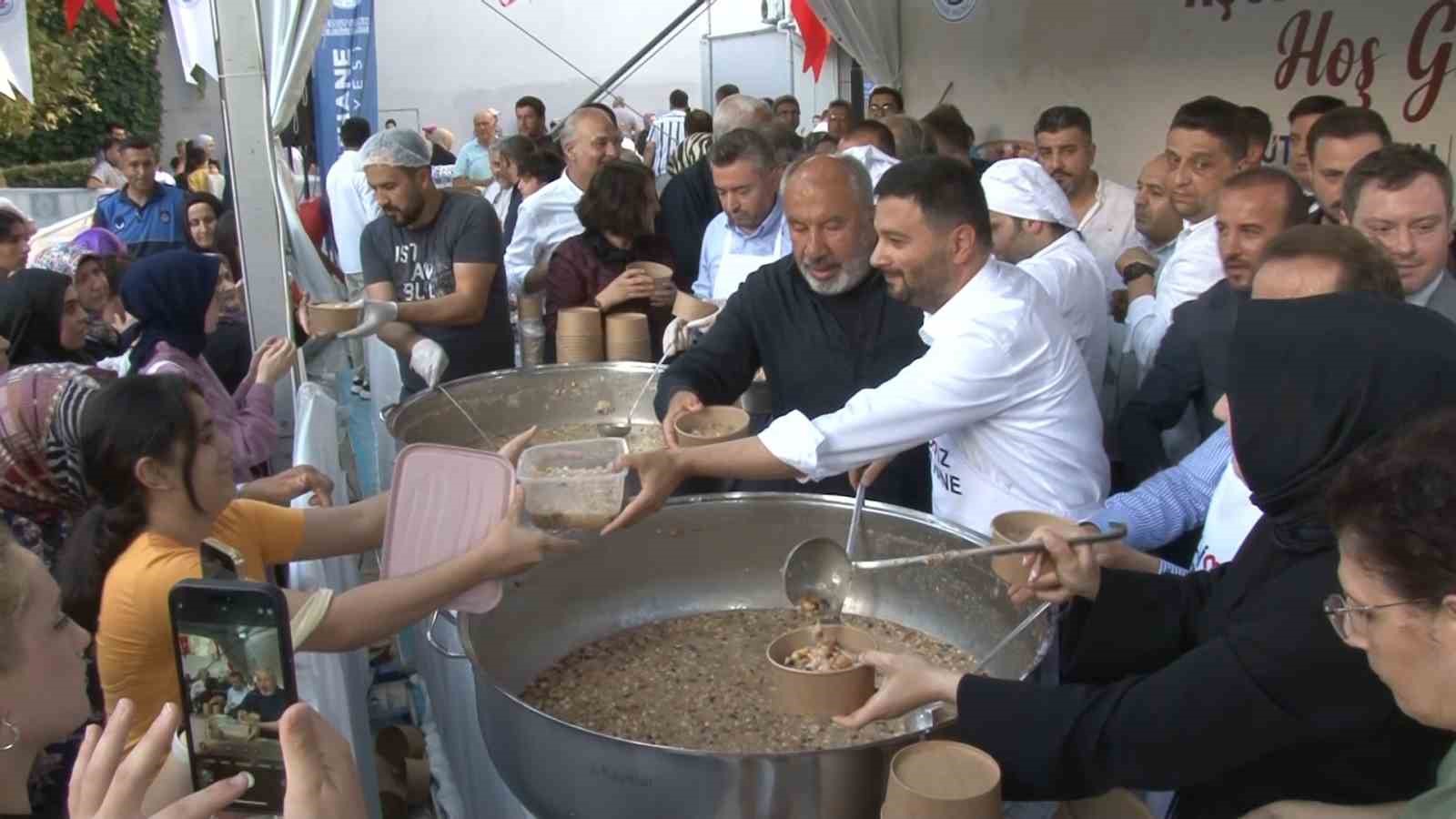 Kağıthane Belediyesi 20 binden fazla kişiye aşure dağıttı

