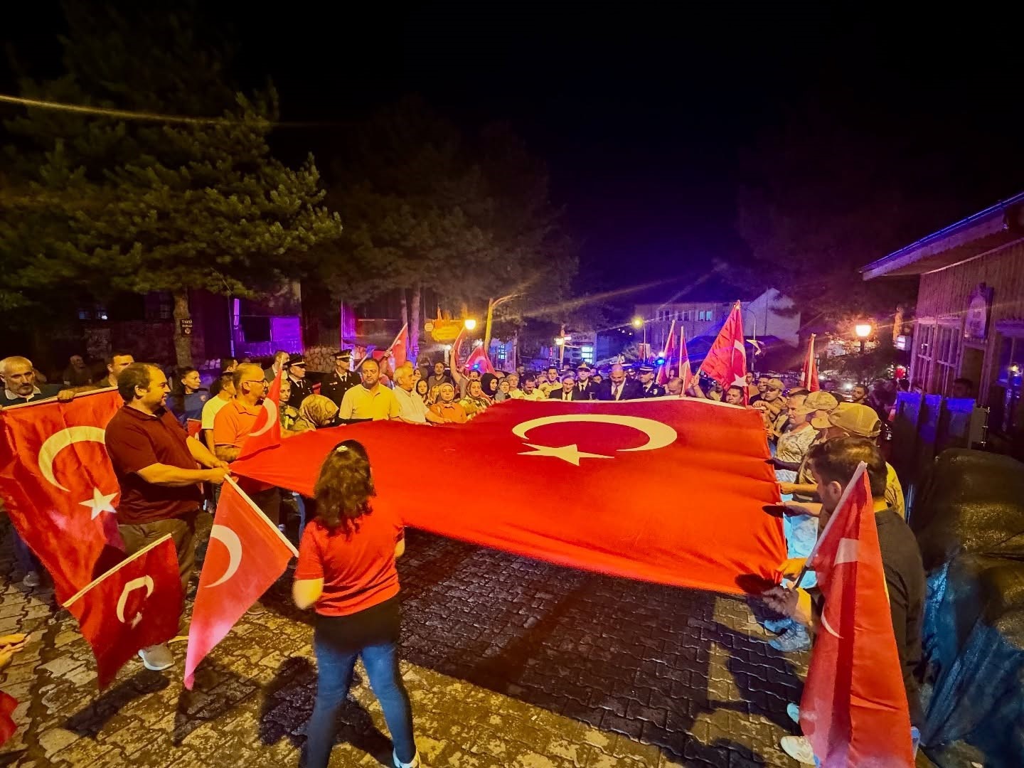 Kemaliyeliler Türk bayraklarıyla şehitleri andı

