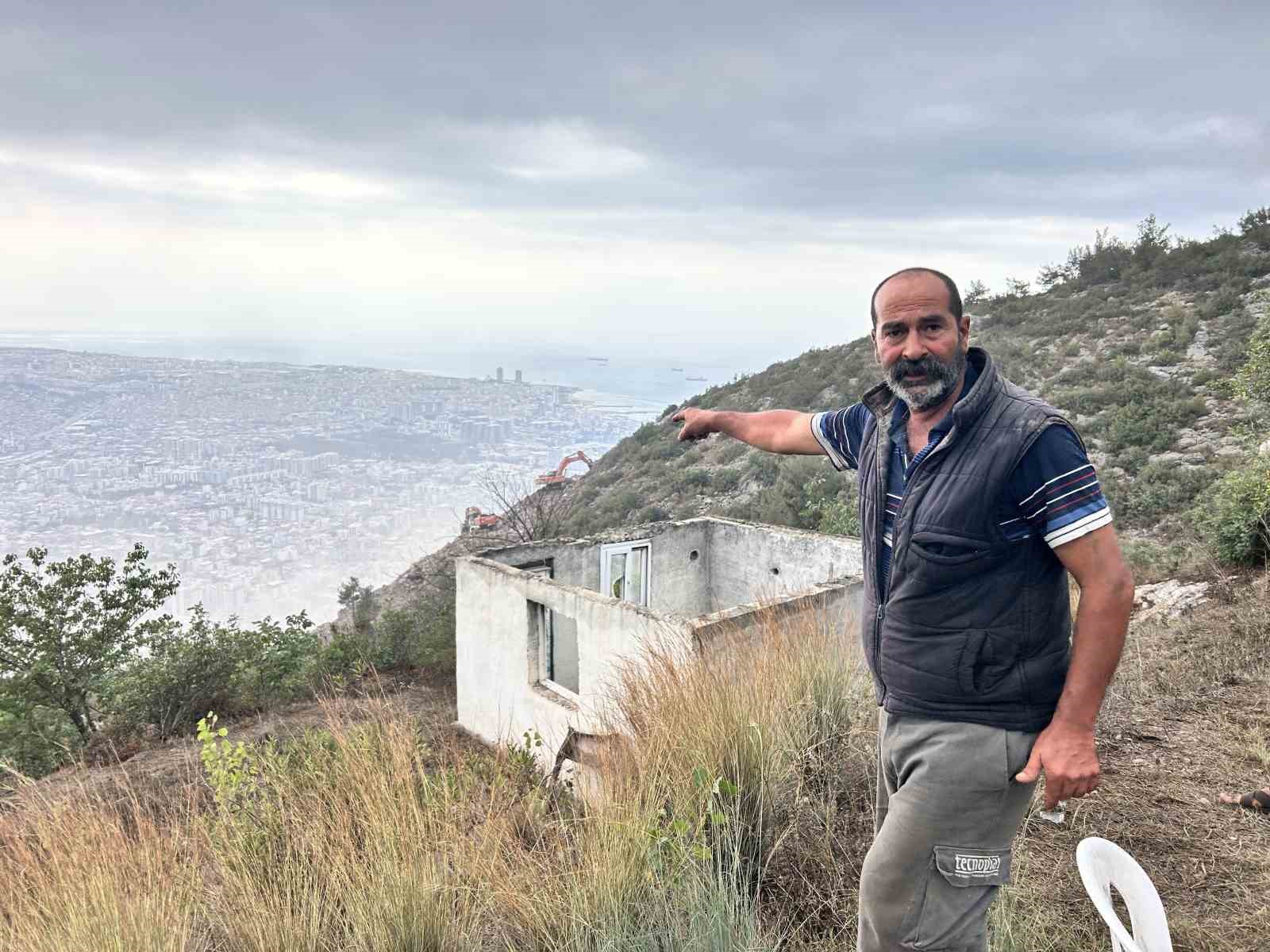Taş ocağında gerçekleştirilen patlamalarda savrulan taşlardan canlarını zor kurtardılar
