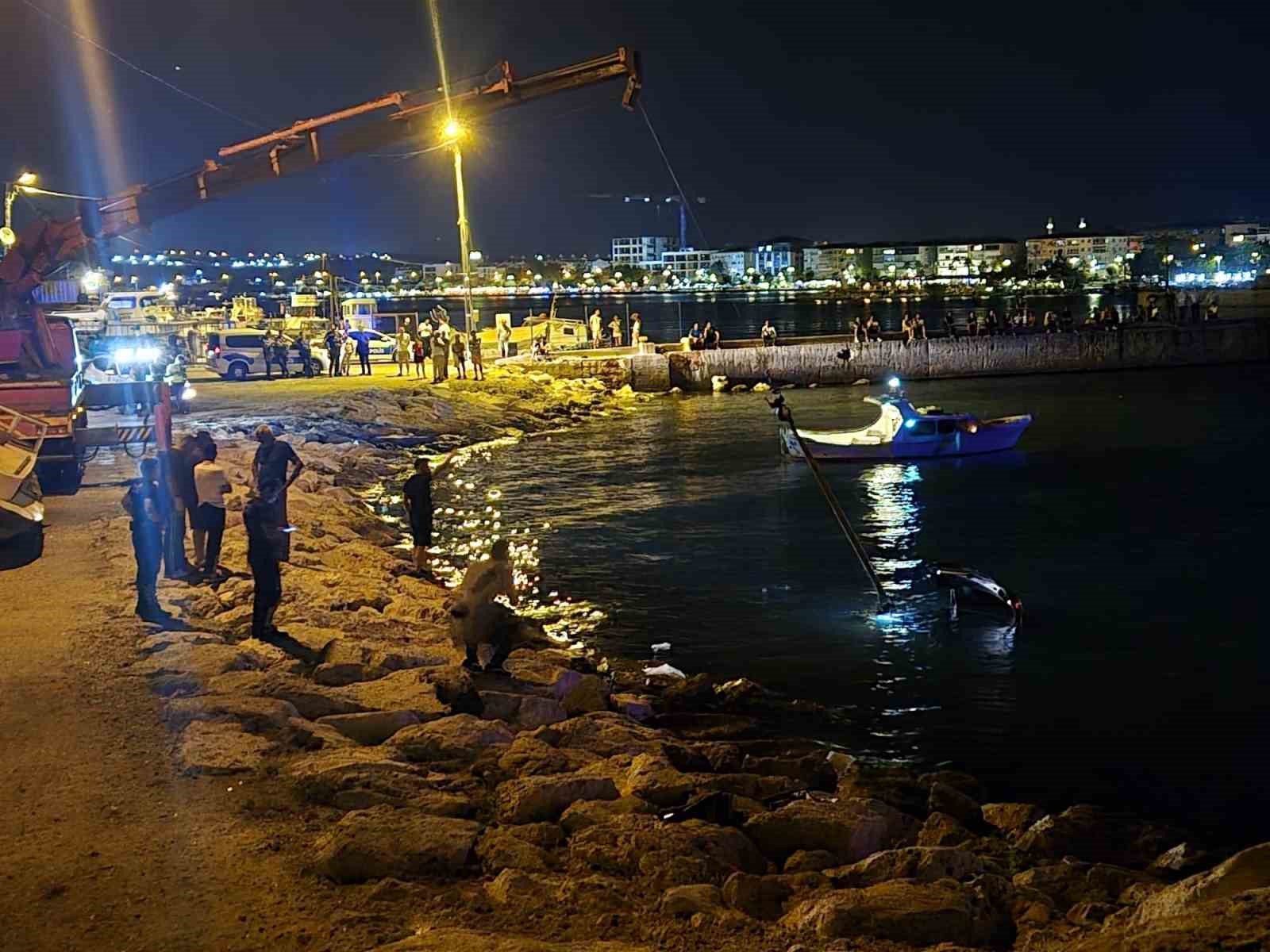 Silivri’de park halindeki araç denize uçtu
