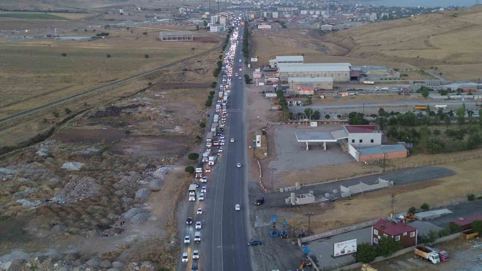 Bitlis-Tatvan kara yolunda kilometrelerce araç kuyruğu oluştu
