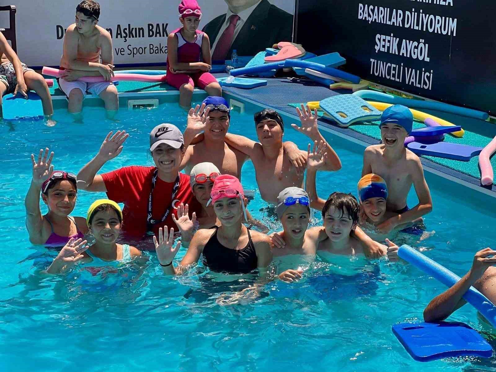 Pertek’teki proje ile çocuklar yüzmeyi öğrendi
