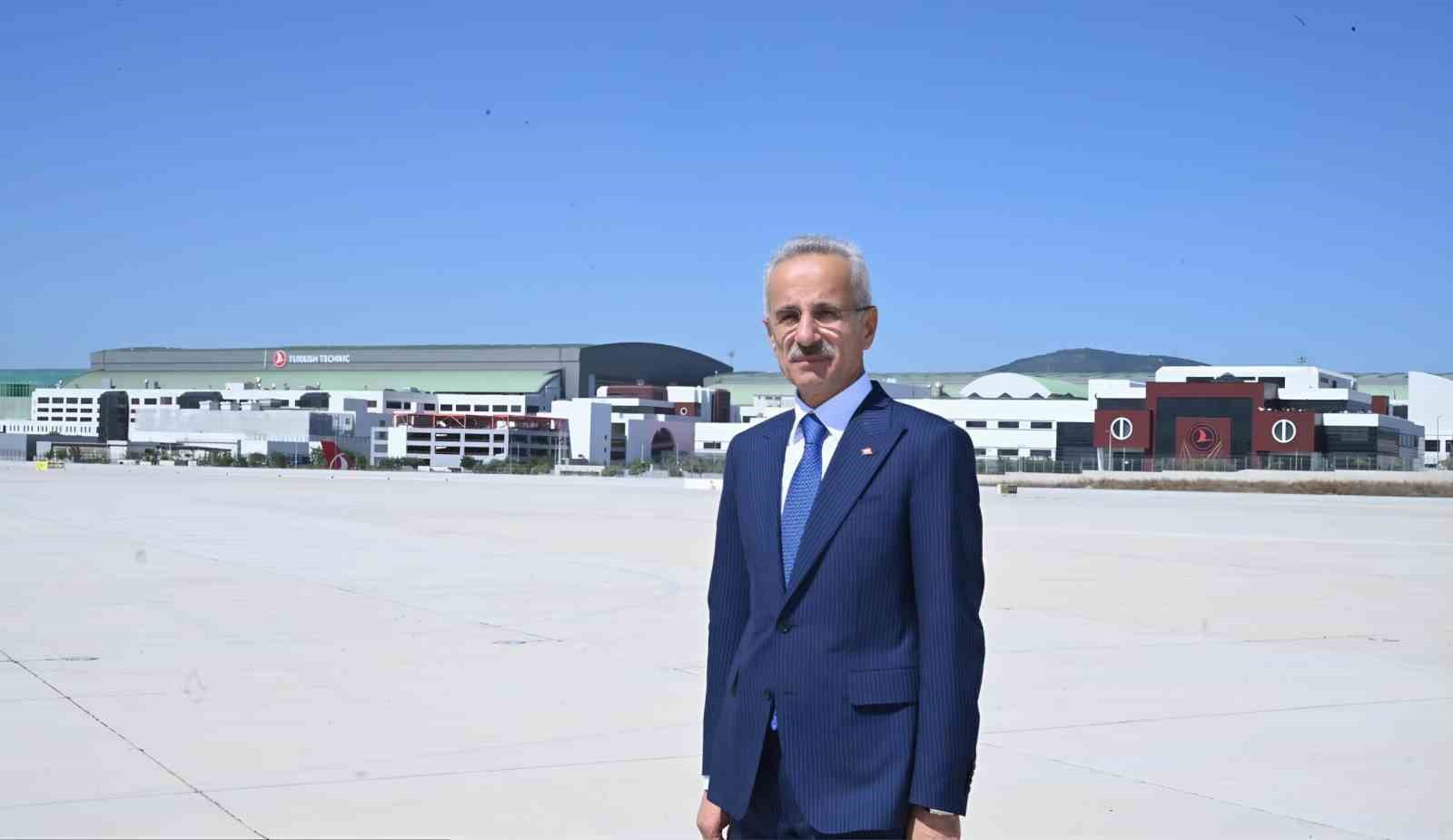 Ulaştırma ve Altyapı Bakanı Uraloğlu: "Havayolu işletmeleri her yolcuya en az 200 mililitre içme suyunu ücretsiz temin edecek"
