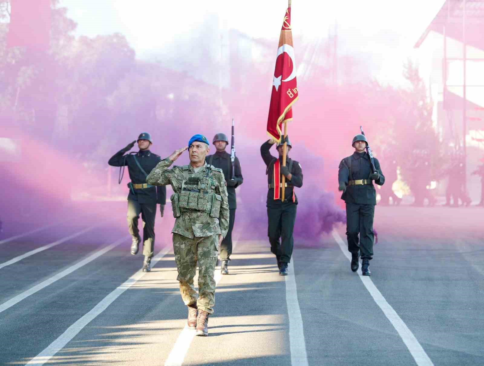 8’inci Komando Tugay Komutanlığı’nda sancak ve komuta devir teslim töreni düzenlendi
