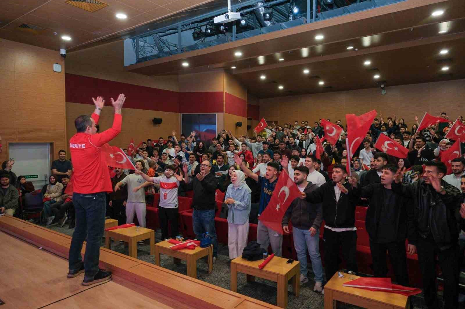 A Milli Takım’ın Kosova galibiyeti üniversite kampüsünde bayram havası estirdi
