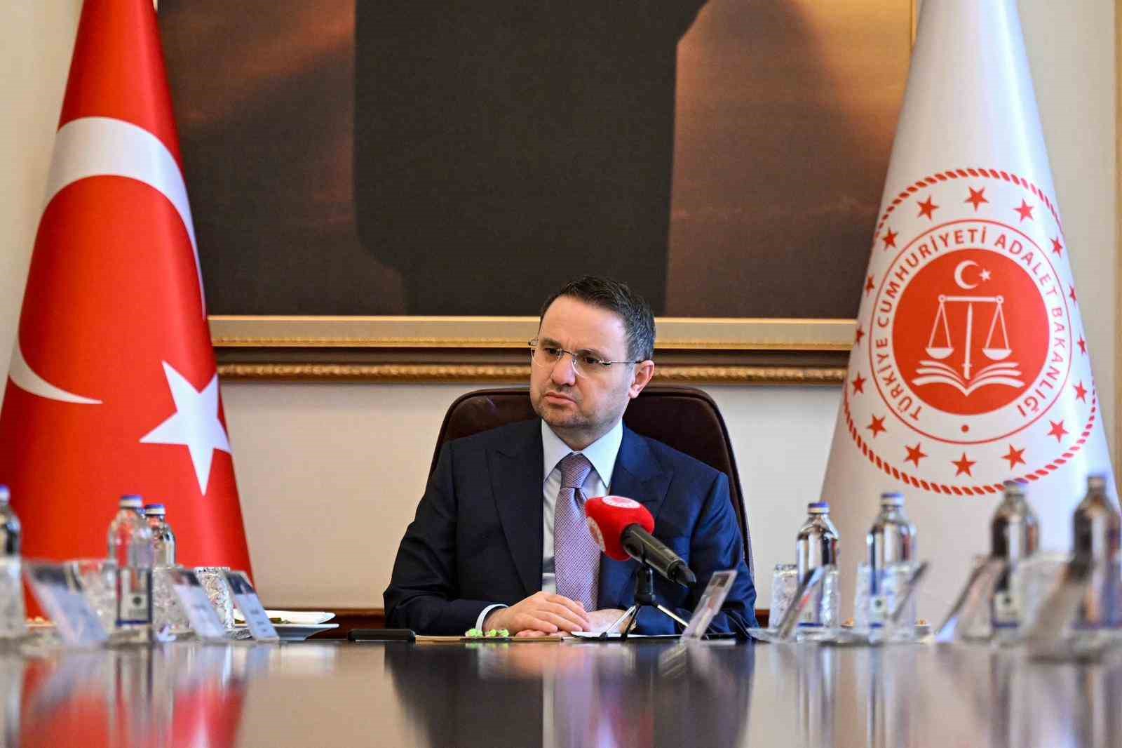 Adalet Bakanı Akın Gürlek Türk Hukuk Enstitüsü heyetini kabul etti
