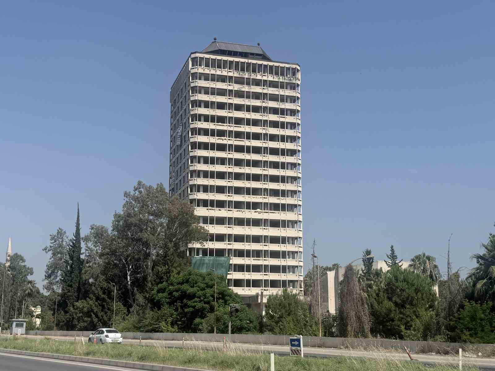 Adana’da 16 katlı Çukobirlik hizmet binası 2 bin 700 dinamitle yıkılacak
