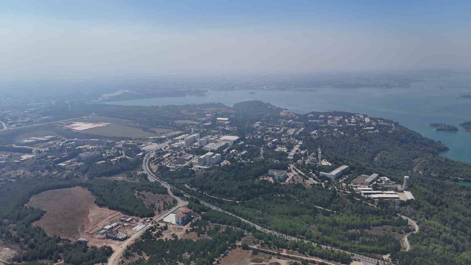 Adana’daki orman yangını uydudan bile görünüyor
