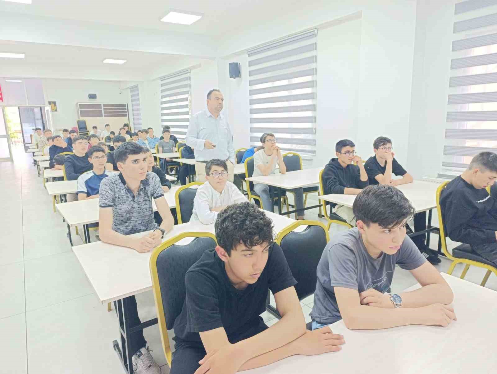 Afyonkarahisar’da ‘Teknoloji Bağımlılığı’ konulu semineri
