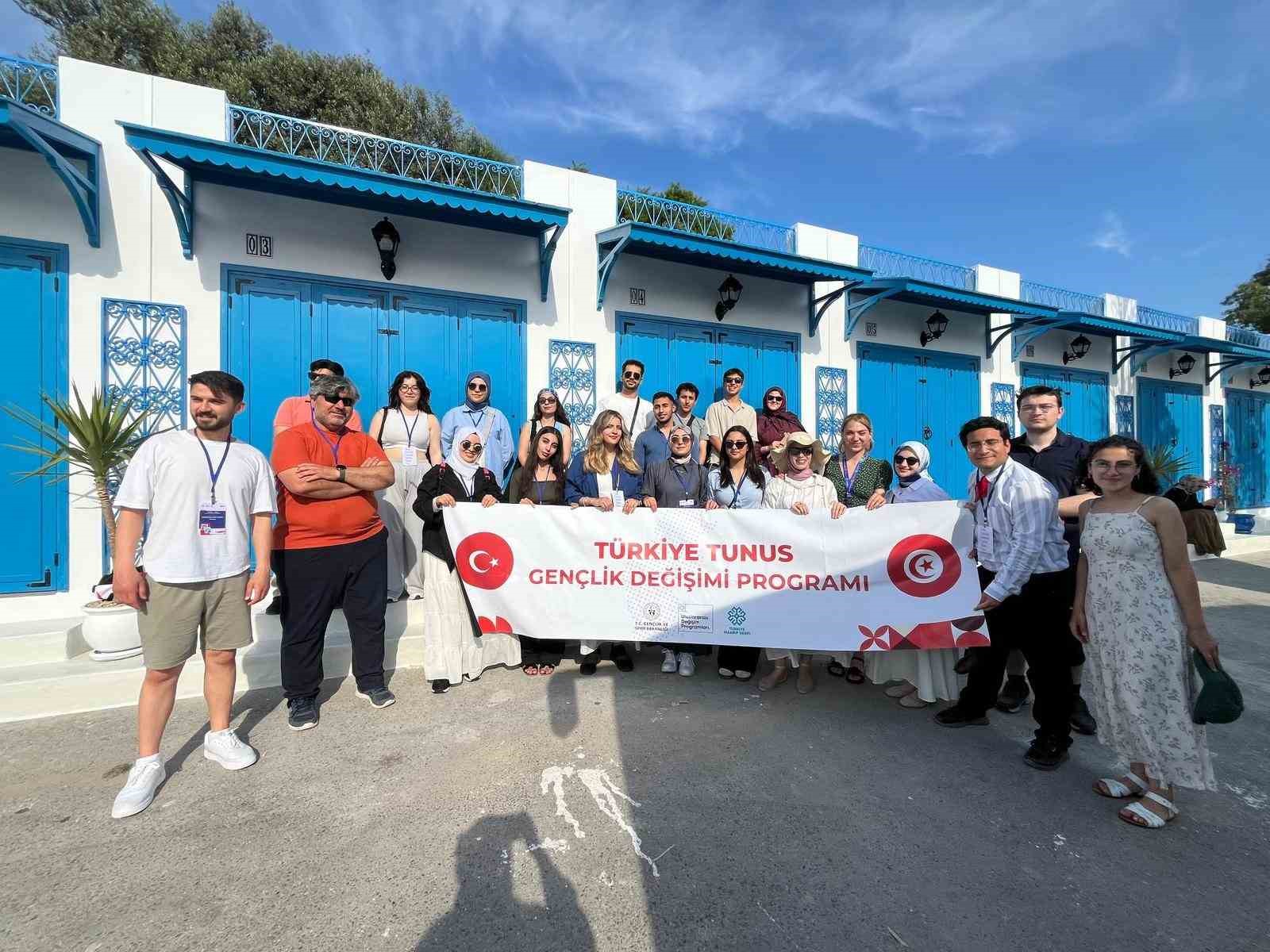 Afyonkarahisarlı 3 genç Tunus’u gezdi
