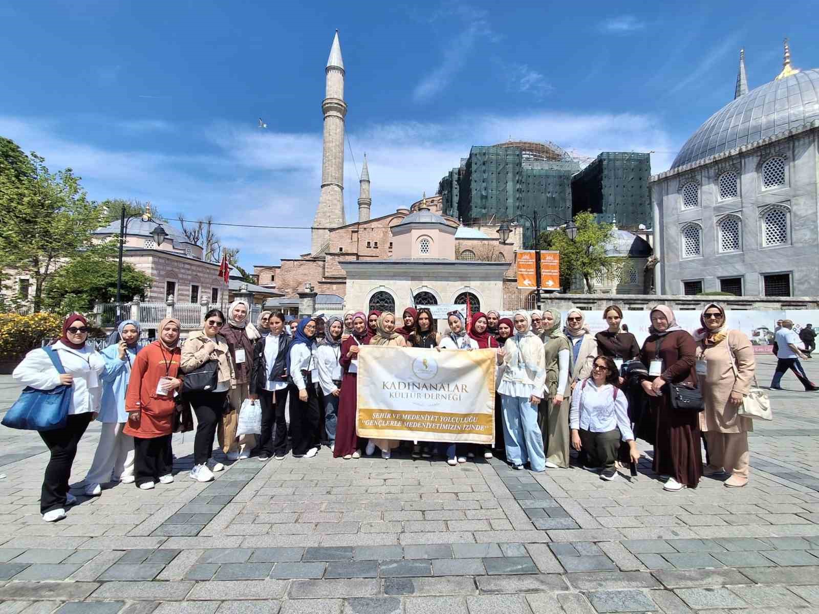Afyonkarahisarlı gençler, İstanbul’un tarihi mekanlarını ziyaret etti
