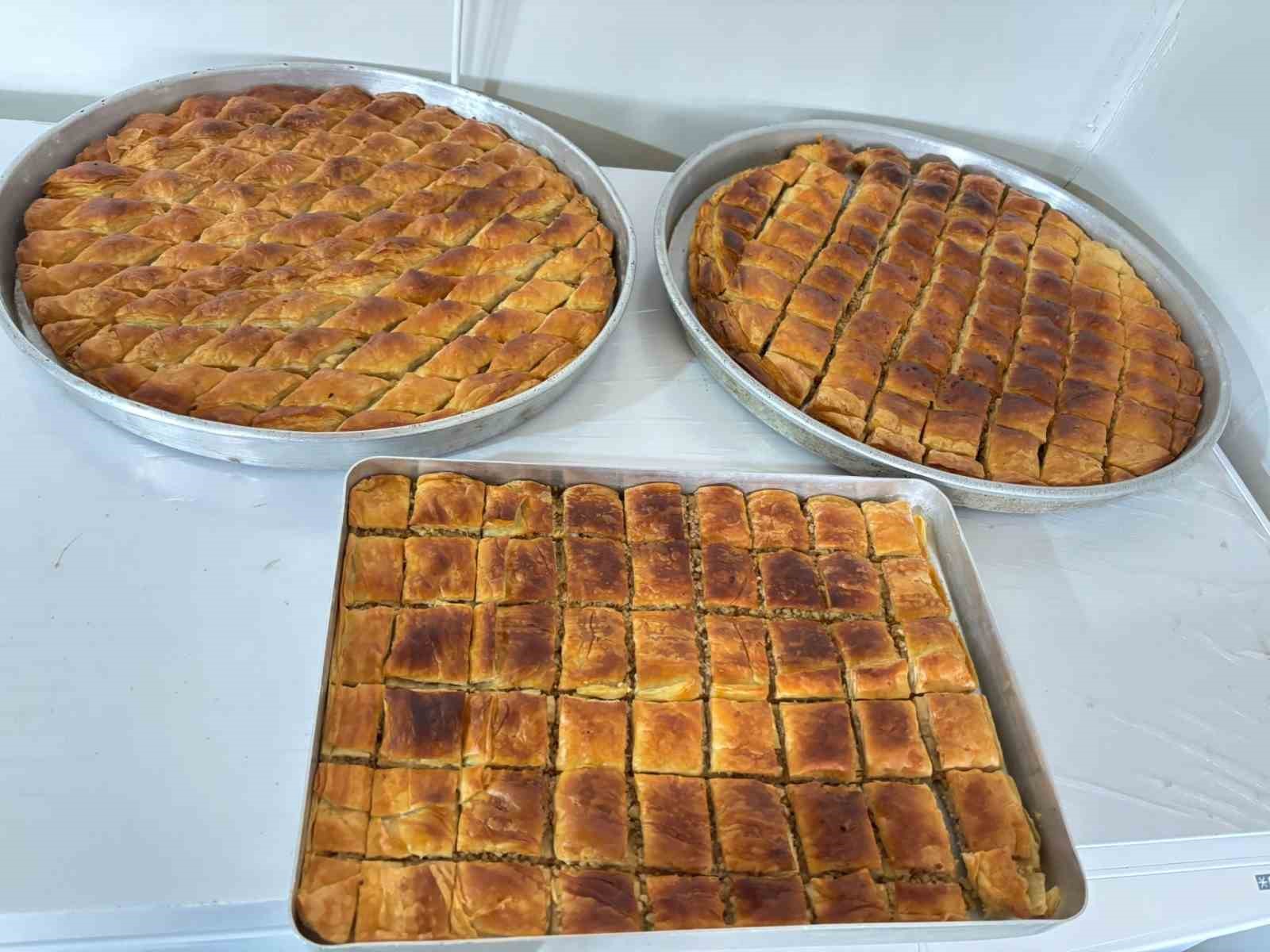 Ağrı’da bayram öncesi evlerde baklava mesaisi başladı
