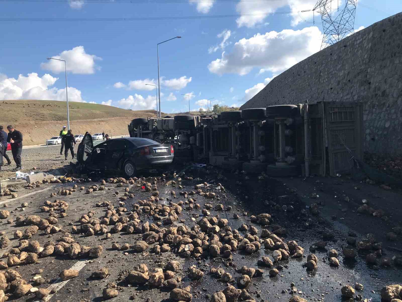 Ağrı’da tır ve otomobilin çarpıştı feci kazada 4 kişi öldü
