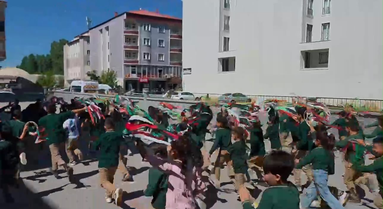 Ağrı’da "Uçurtmalar Vurulmasın, Gökyüzü Çocuklara Kalsın" etkinliği düzenlendi

