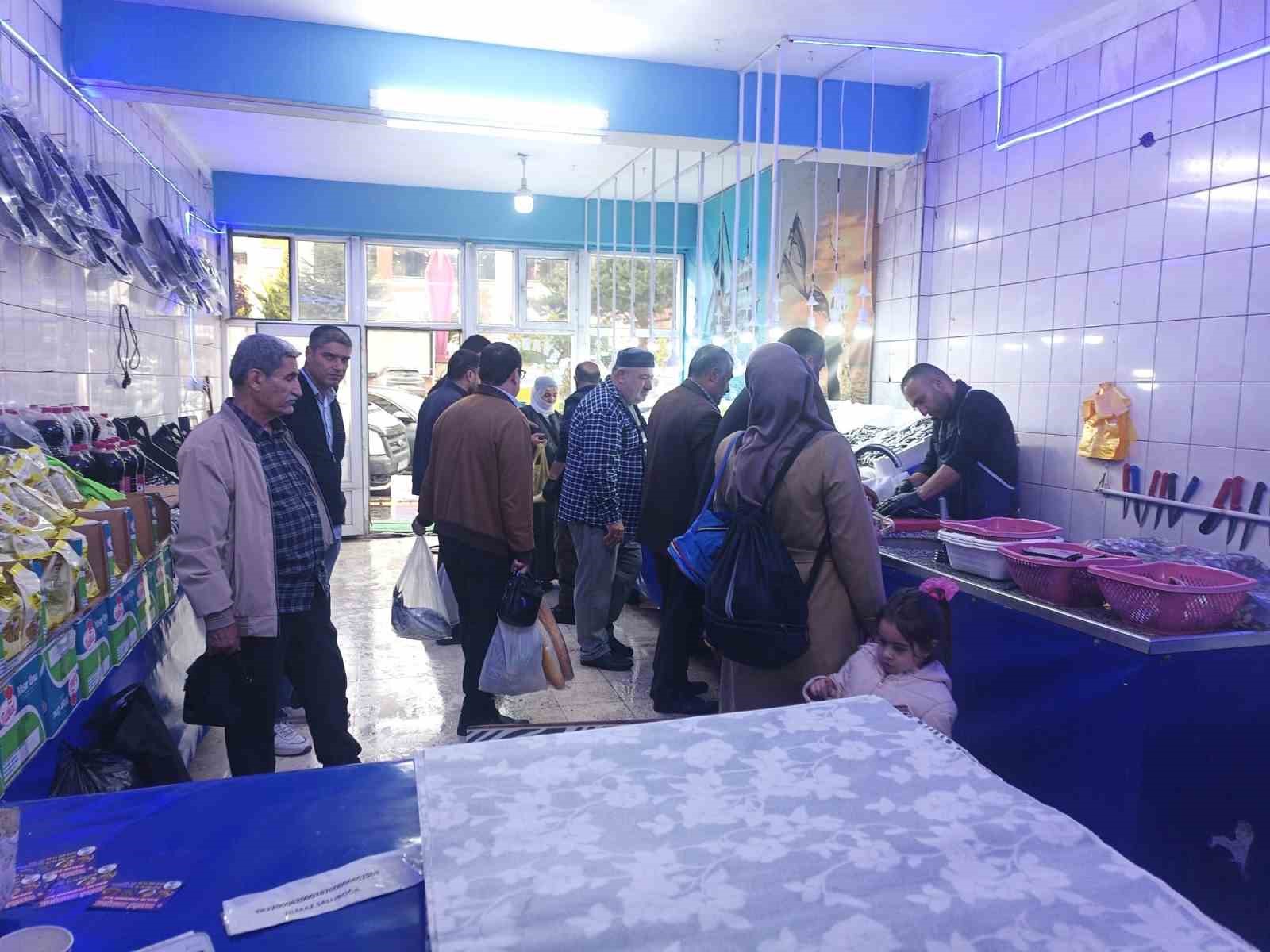 Ahlat’ta soğuk havalarla birlikte balık satışları arttı
