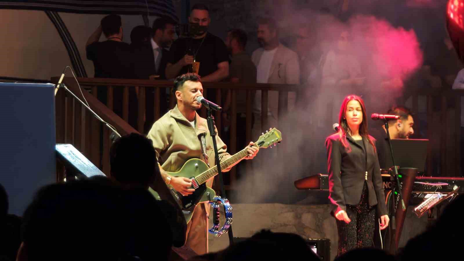 Ahlat’ta zafer coşkusu Buray’ın şarkılarıyla taçlandı
