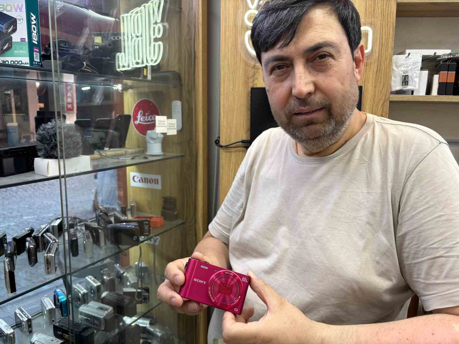 Akıllı telefonların yapaylığından kaçıp kompakt fotoğraf makinelerine yöneldiler
