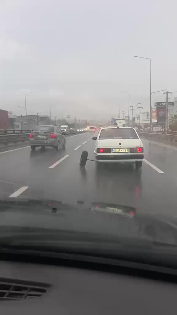 Aks demiri kırılan otomobilin tekerleği yerinden çıktı
