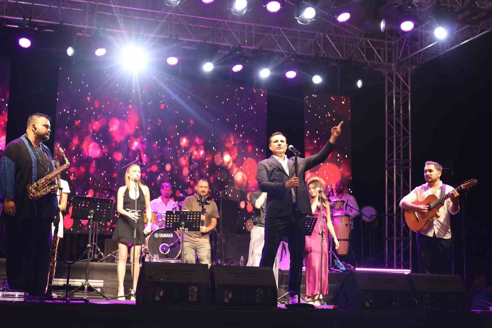 Alaçam Geyikkoşan’da Rafet El Roman rüzgarı
