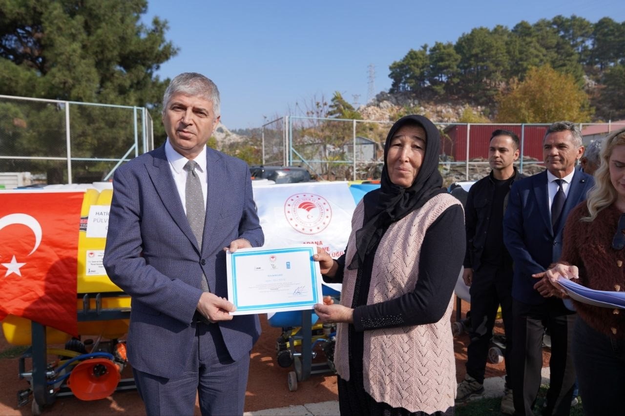 Aladağ’da üreticilere yüzde 70 hibe ile ilaçlama makinesi dağıtıldı
