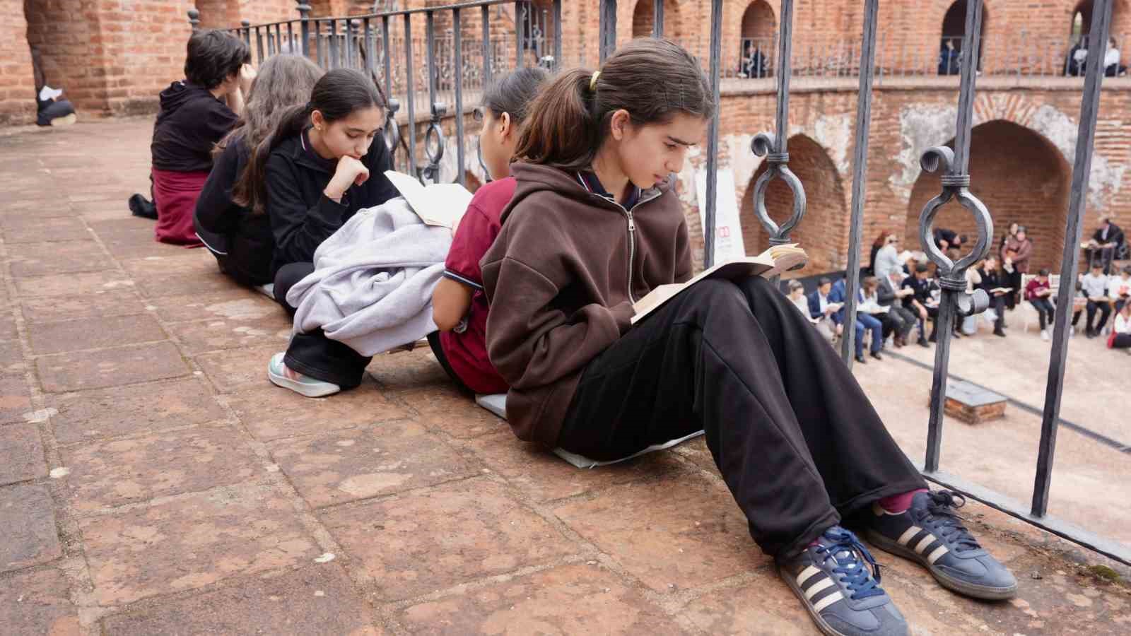 Alanya’da Kızılkule’nin 800. yılında 800 öğrenci aynı anda kitap okudu
