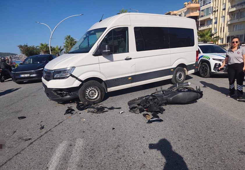 Alanya’da motosiklet ile minibüs çarpıştı: Üniversite öğrencisi genç kız hayatını kaybetti
