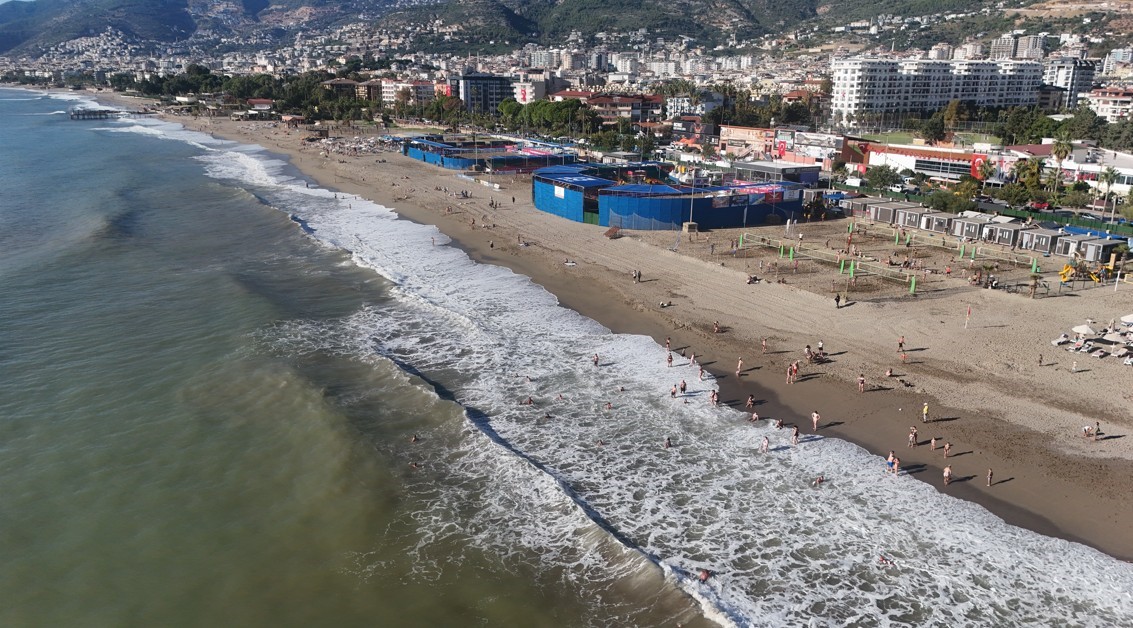 Alanya’da yağmurun ardından güneş yüzünü gösterdi sahiller doldu
