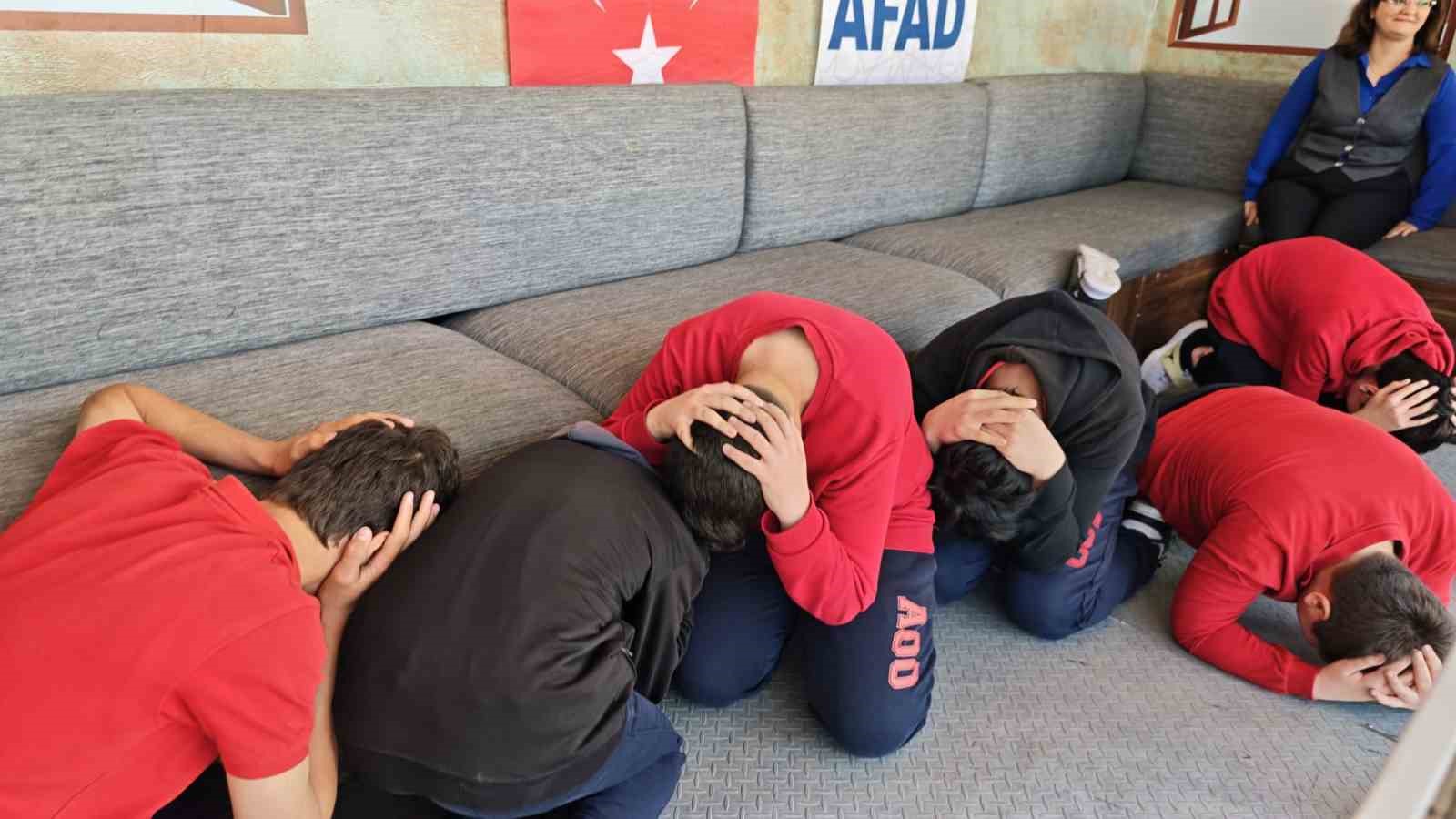 Aliağa’da Deprem Simülasyon Tırı vatandaşlarla buluştu
