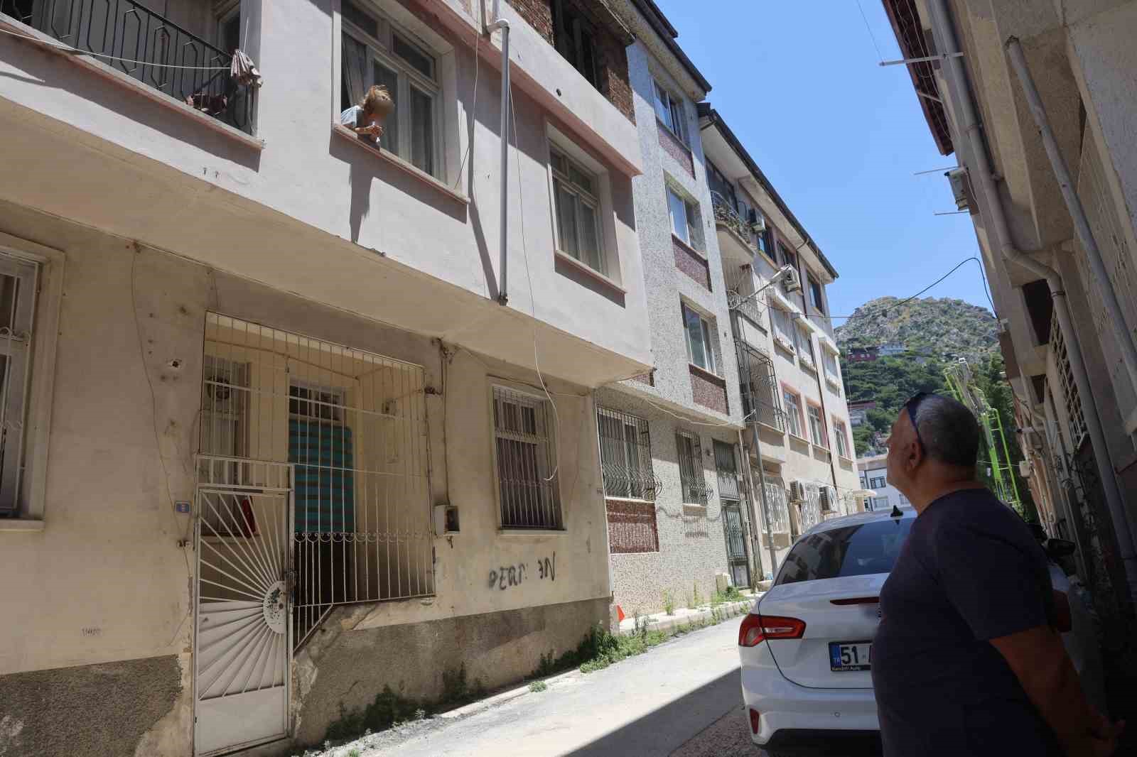 Alzaymır hastası yaşlı kadının "Allah’ım beni kurtarın, korkuyorum ve kimsem yok" bağrışları mahallenin vicdanını sızlatıyor
