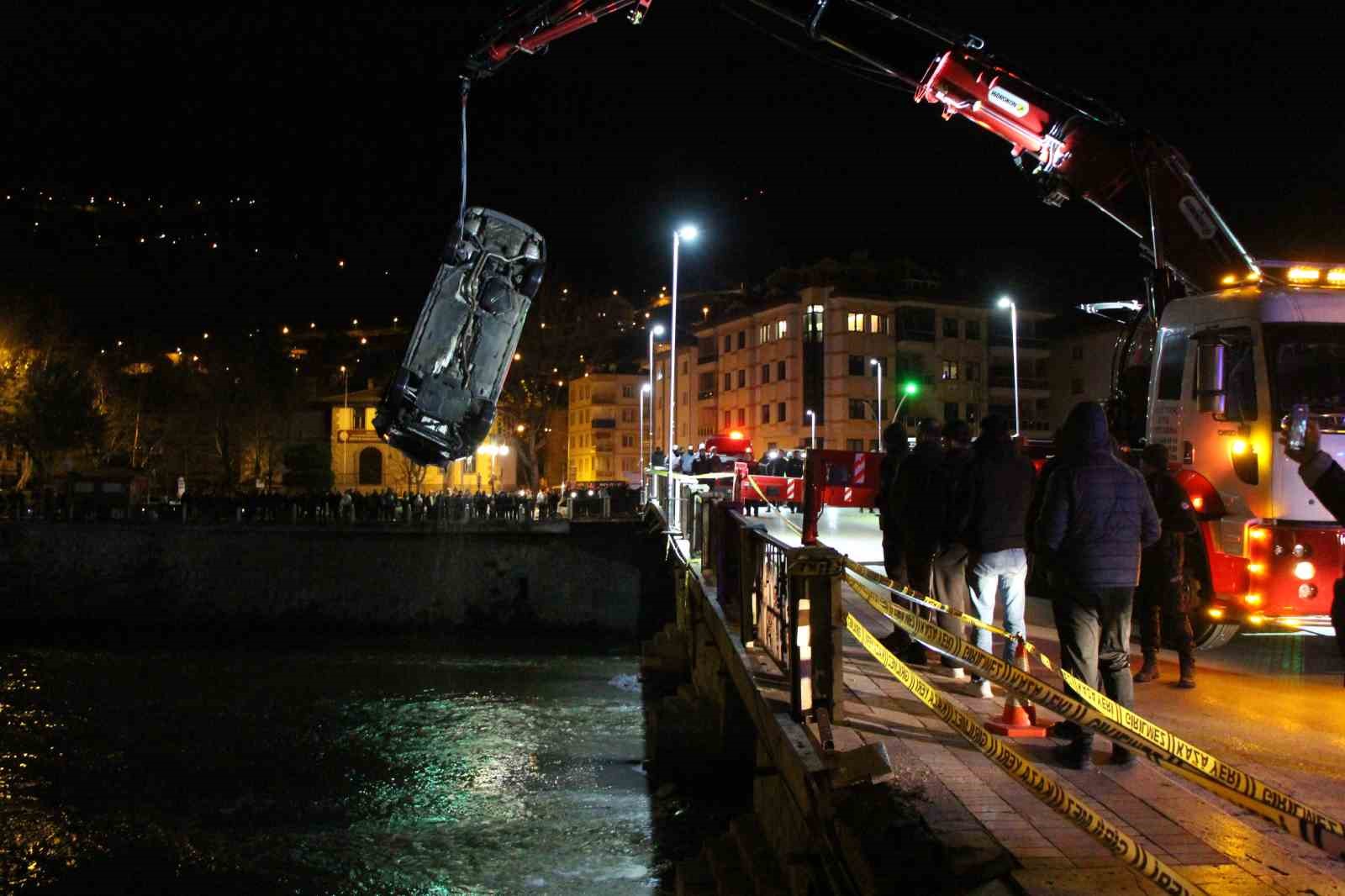 Amasya’da kontrolden çıkan otomobil köprüden Yeşilırmak Nehri’ne uçtu: 1 ölü, 1 yaralı
