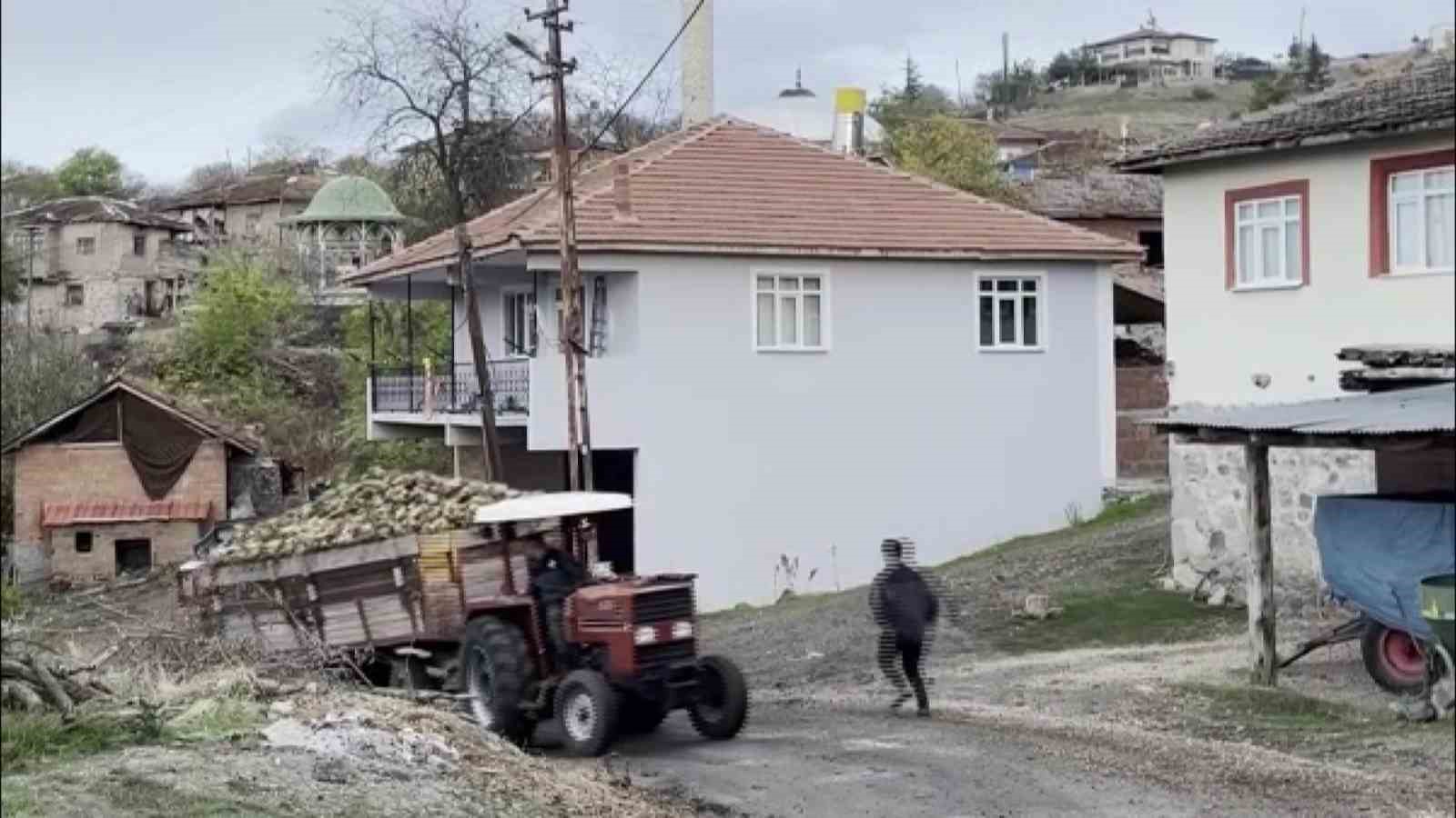 Amasya’da pancar yüklü traktör römorku devrildi, kaza anı kamerada
