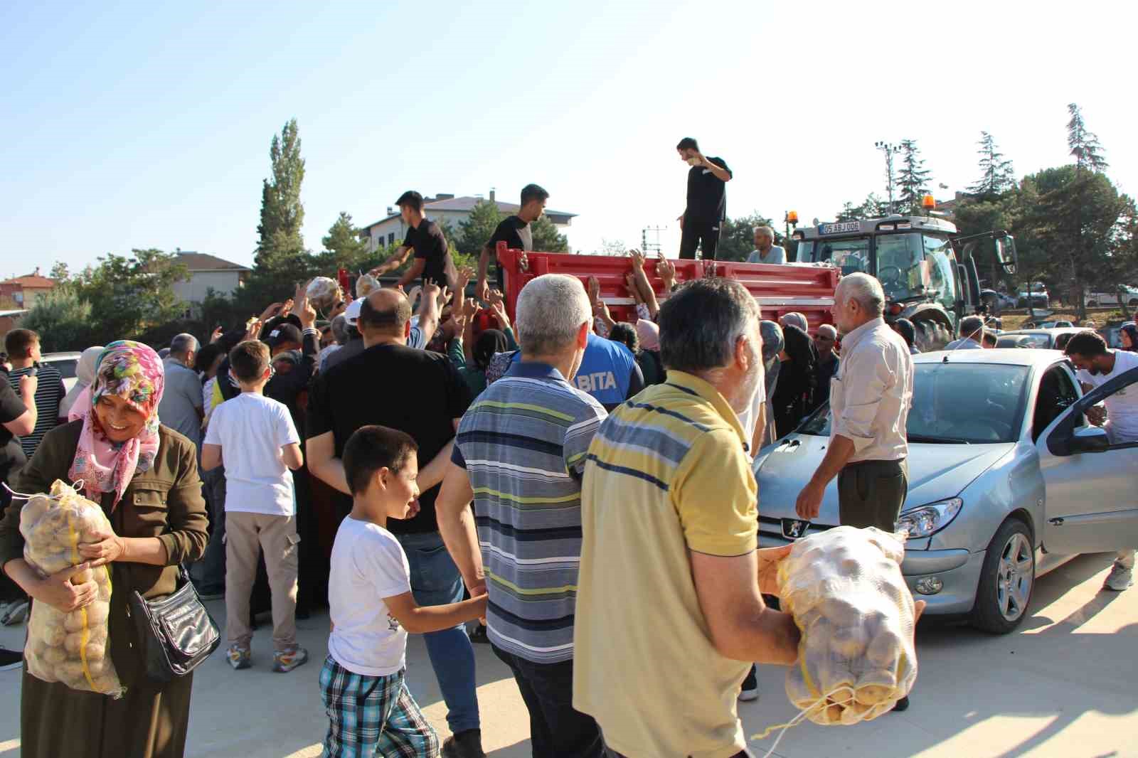Amasyalı genç çiftçi bu yıl mutluluktan 6 ton patatesi ücretsiz dağıttı
