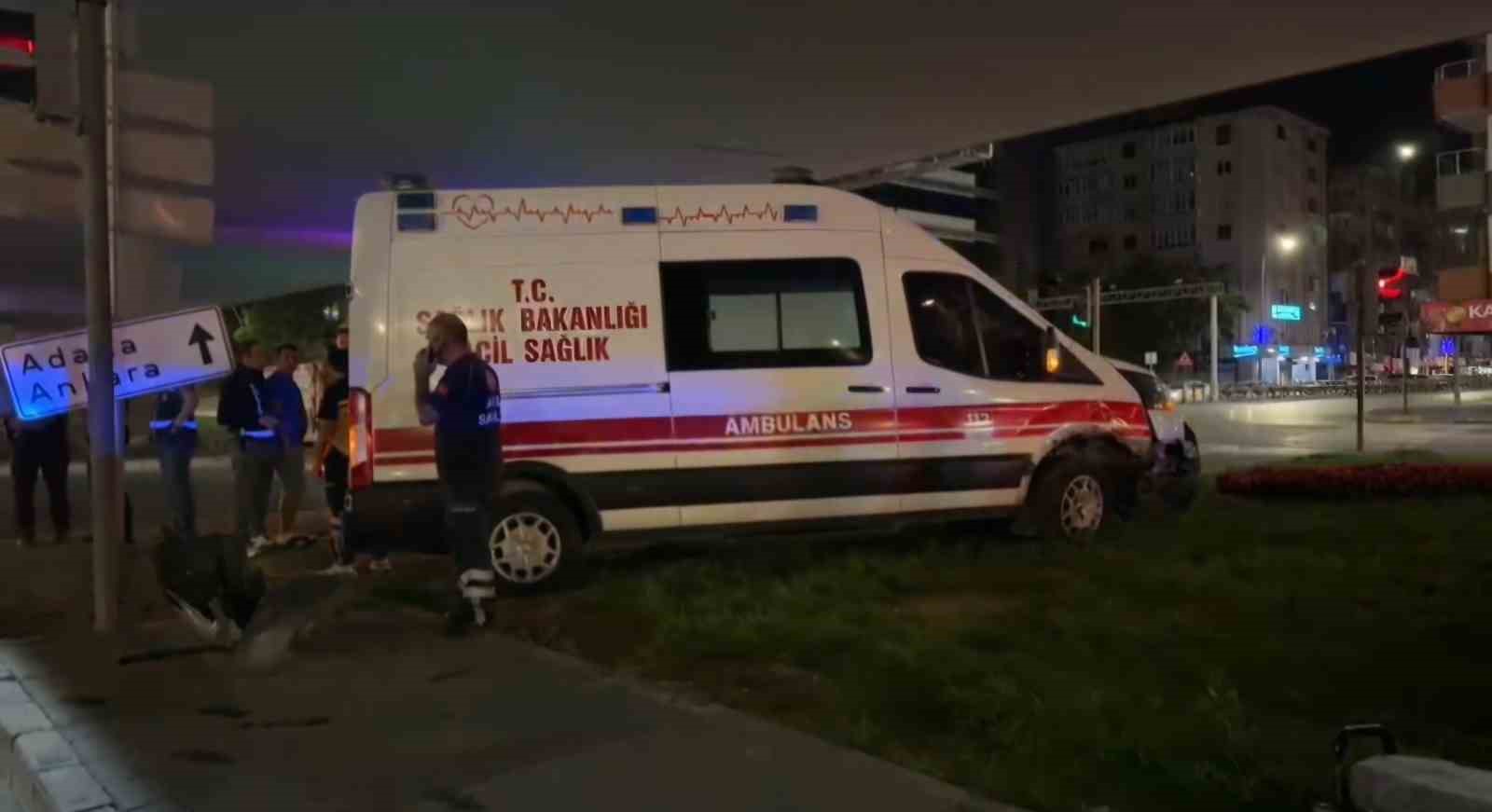 Ambulans ile otomobil çarpıştı: 6 yaralı
