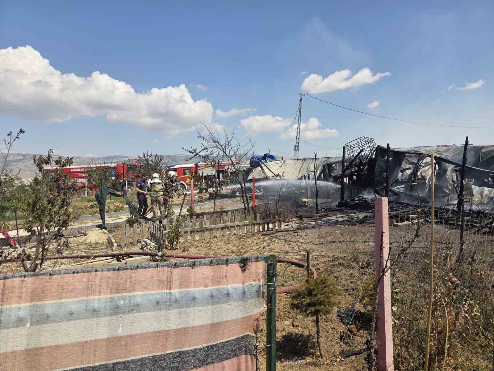 Ankara’da 3 ev alevlere teslim oldu
