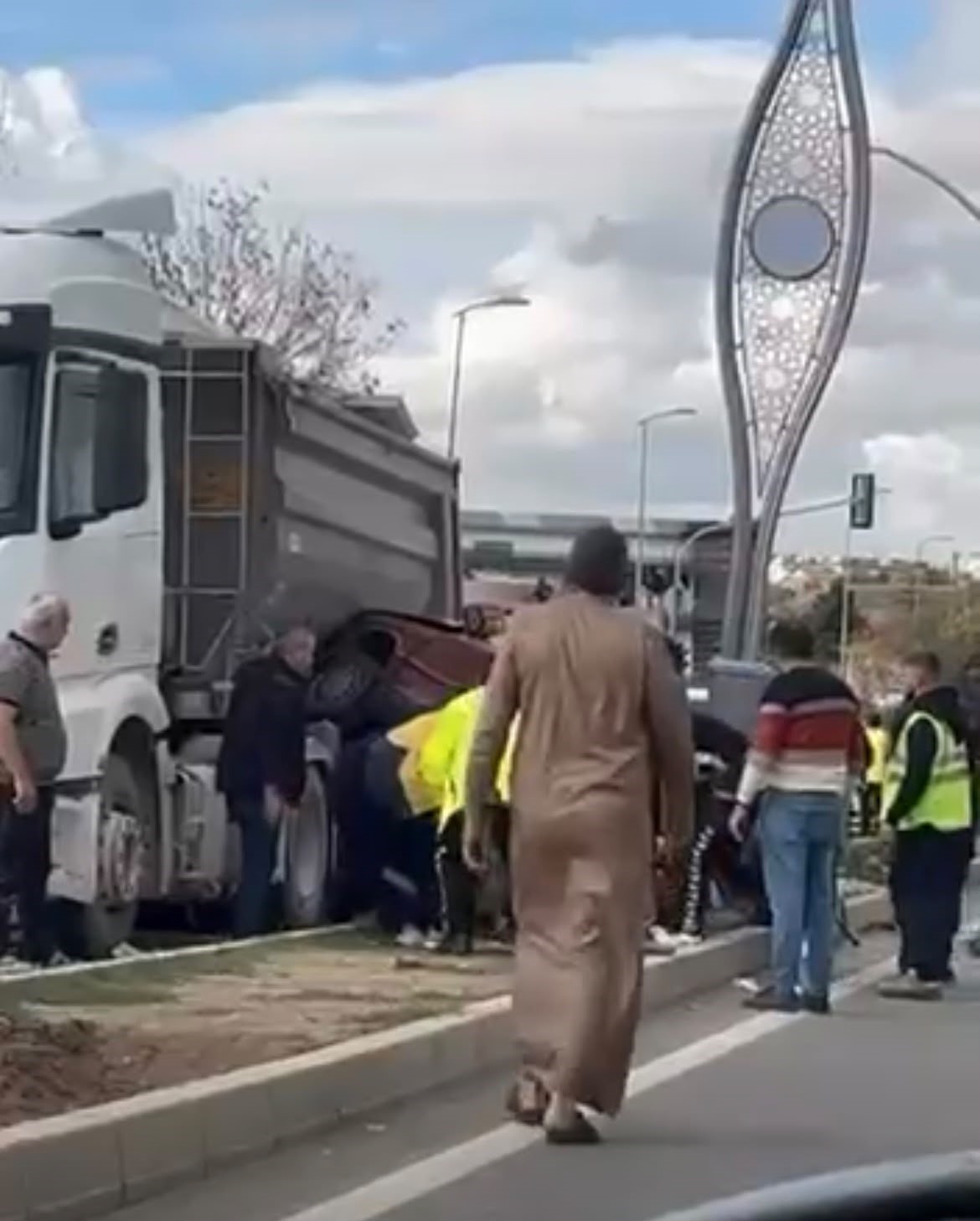 Ankara’da kamyon ile otomobil çarpıştı: 3 yaralı
