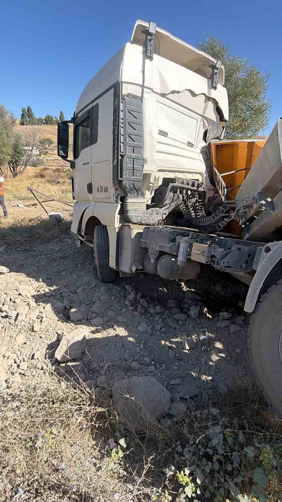 Ankara’da kontrolden çıkan tır devrildi
