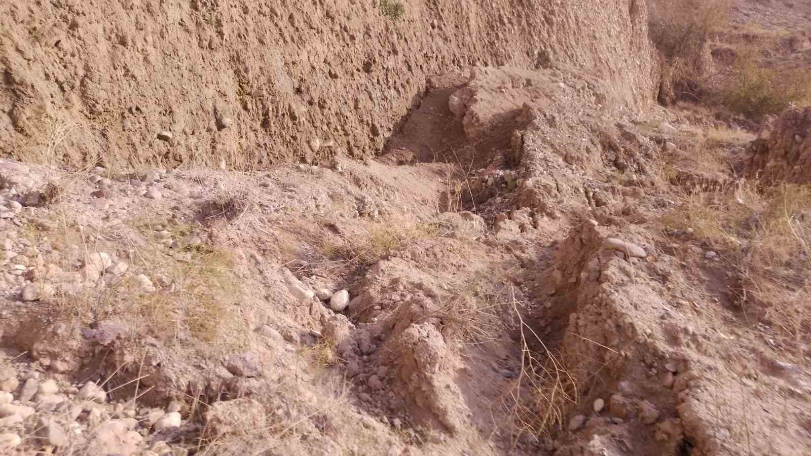 Ankara’da toprak kayması meydana gelen yol trafiğe kapatıldı
