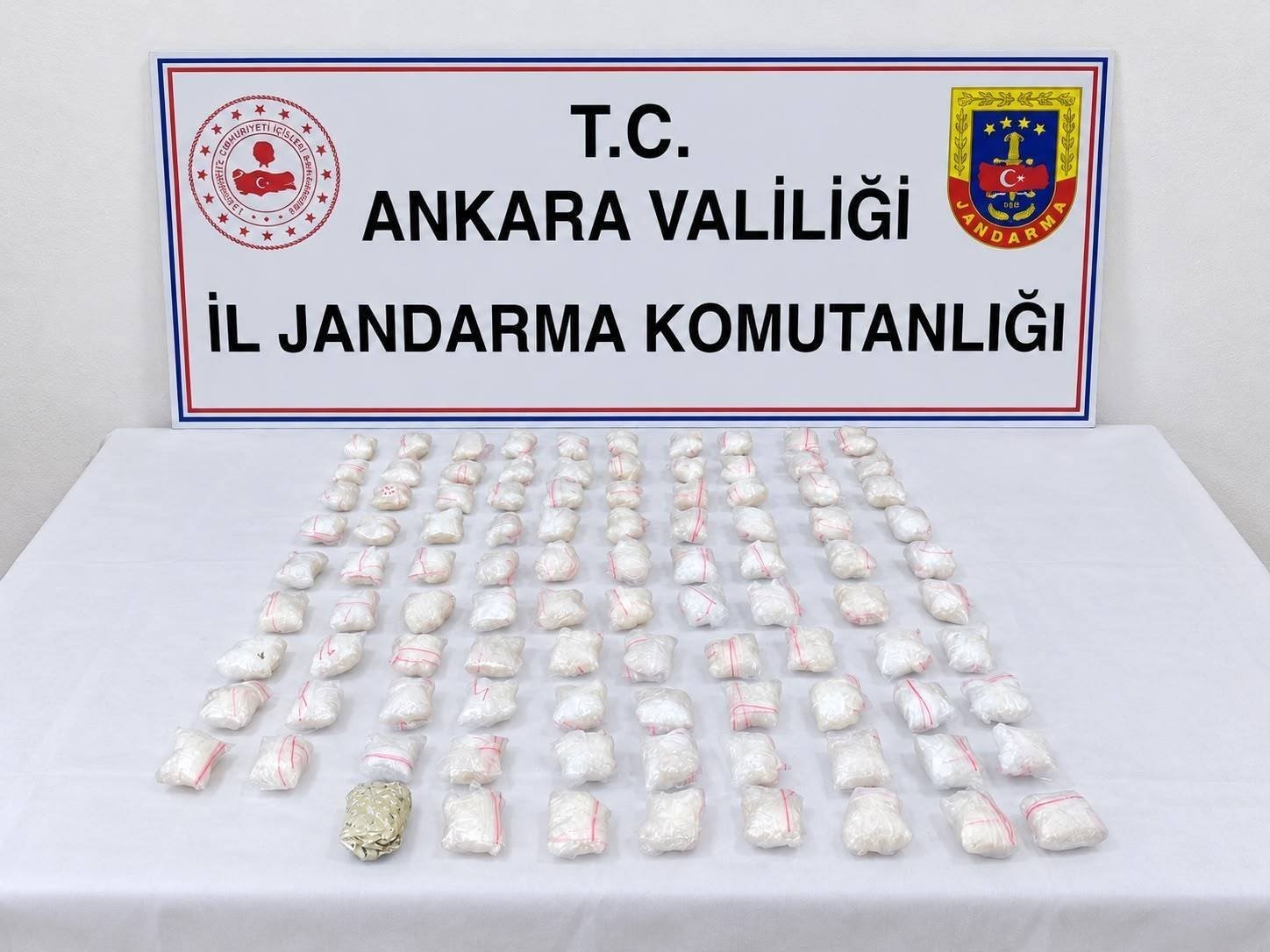 Ankara’da uyuşturucu operasyonu: 1 kilogram metamfetatin ele geçirildi

