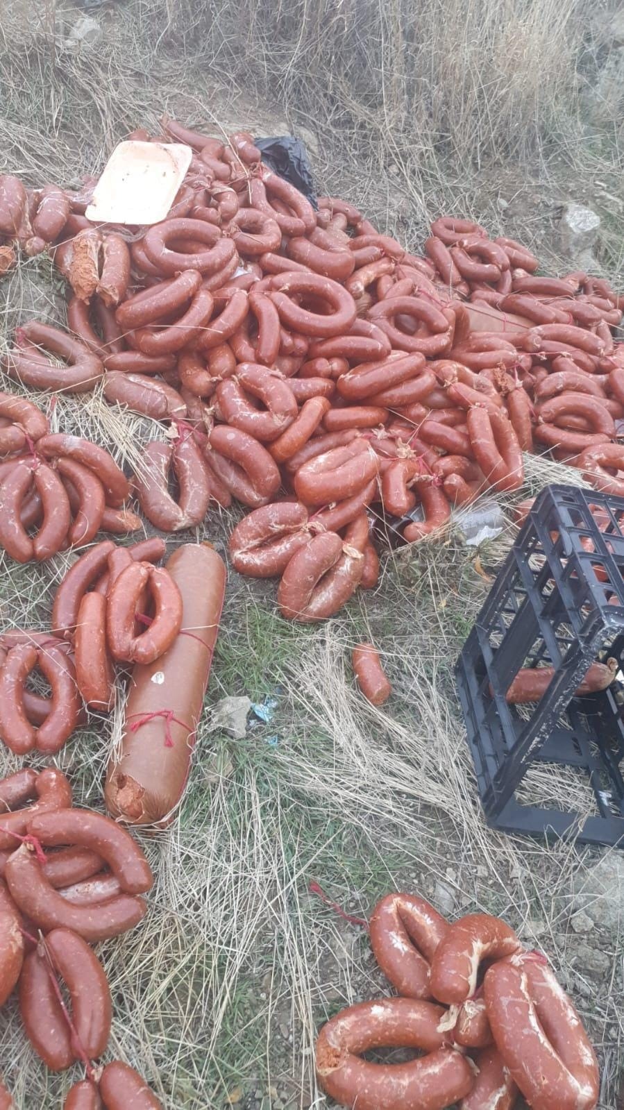 Ankara’da yüzlerce kilo et ürünü boş araziye atıldı
