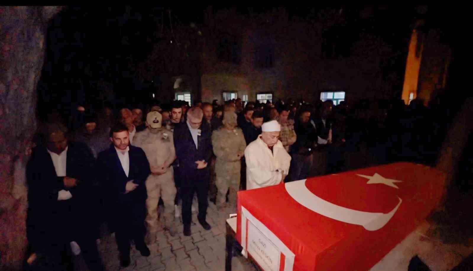 Ankara’dan getirilen gazi Mirza Keskin’in naaşı, Yüksekova’da düzenlenen törenle toprağa verildi
