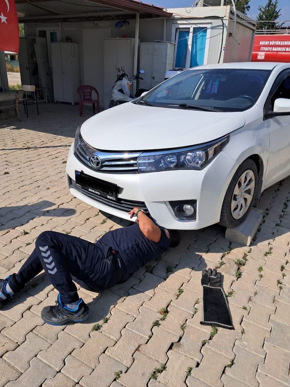 Antakya ve İskenderun’da araçlarda mahsur kalan kediler kurtarıldı
