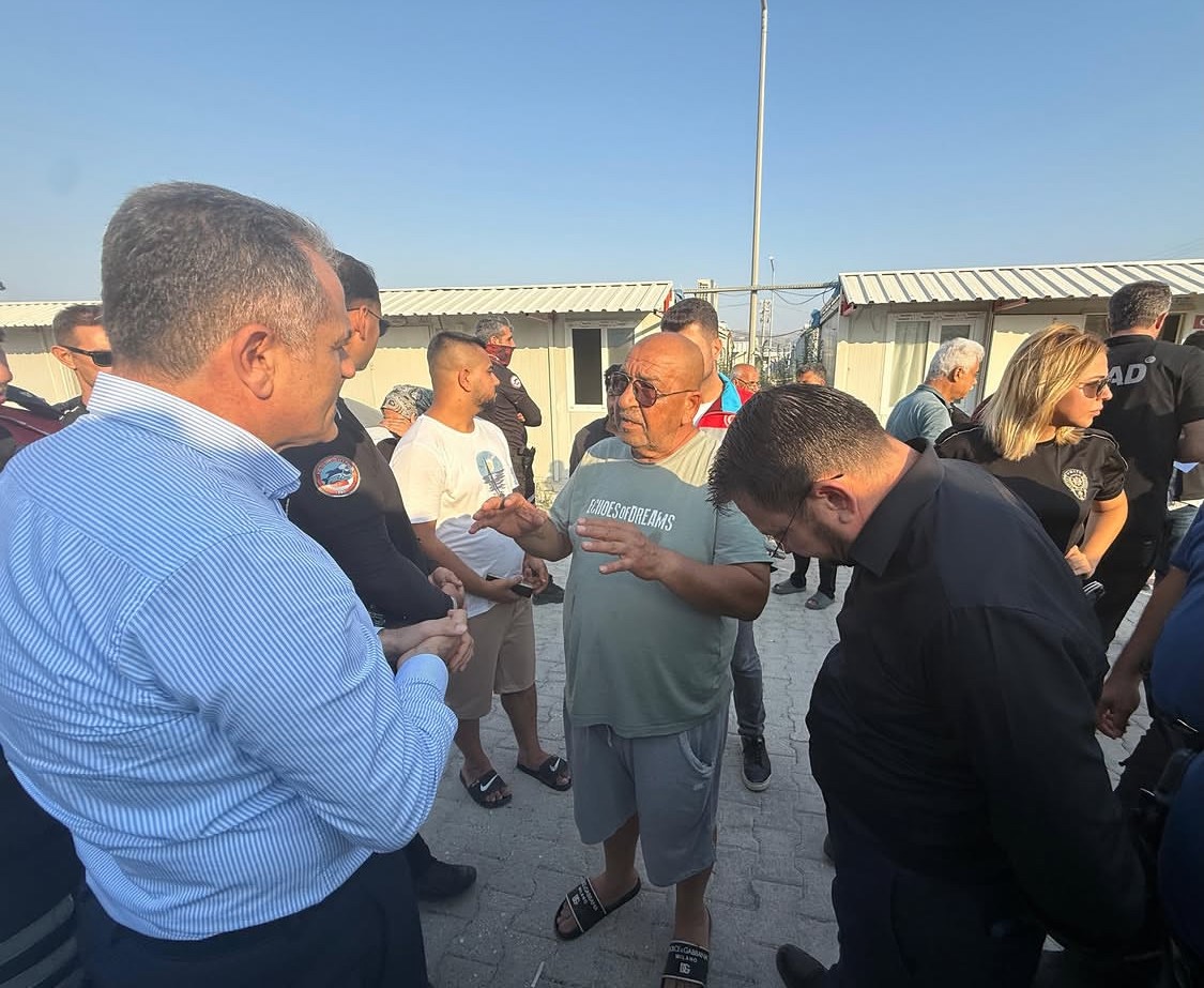 Antakya’da konteynerlerden tahliye süreci vatandaşlara anlatıldı

