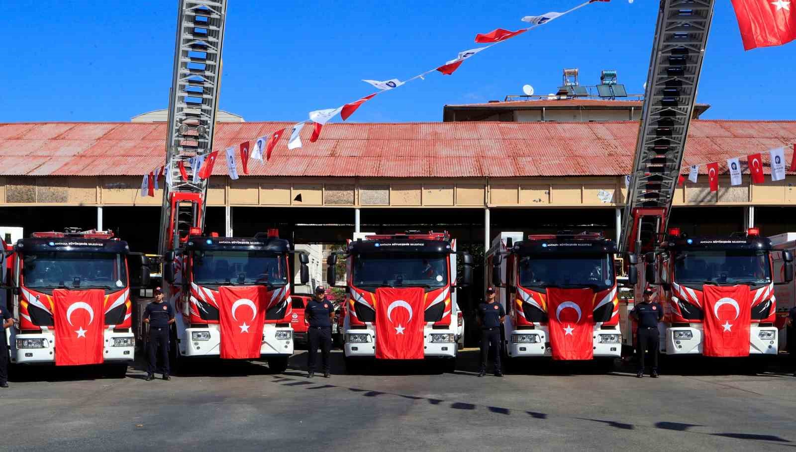 Antalya İtfaiyesi araç filosunu güçlendirdi: 24 yeni itfaiye aracı sahada
